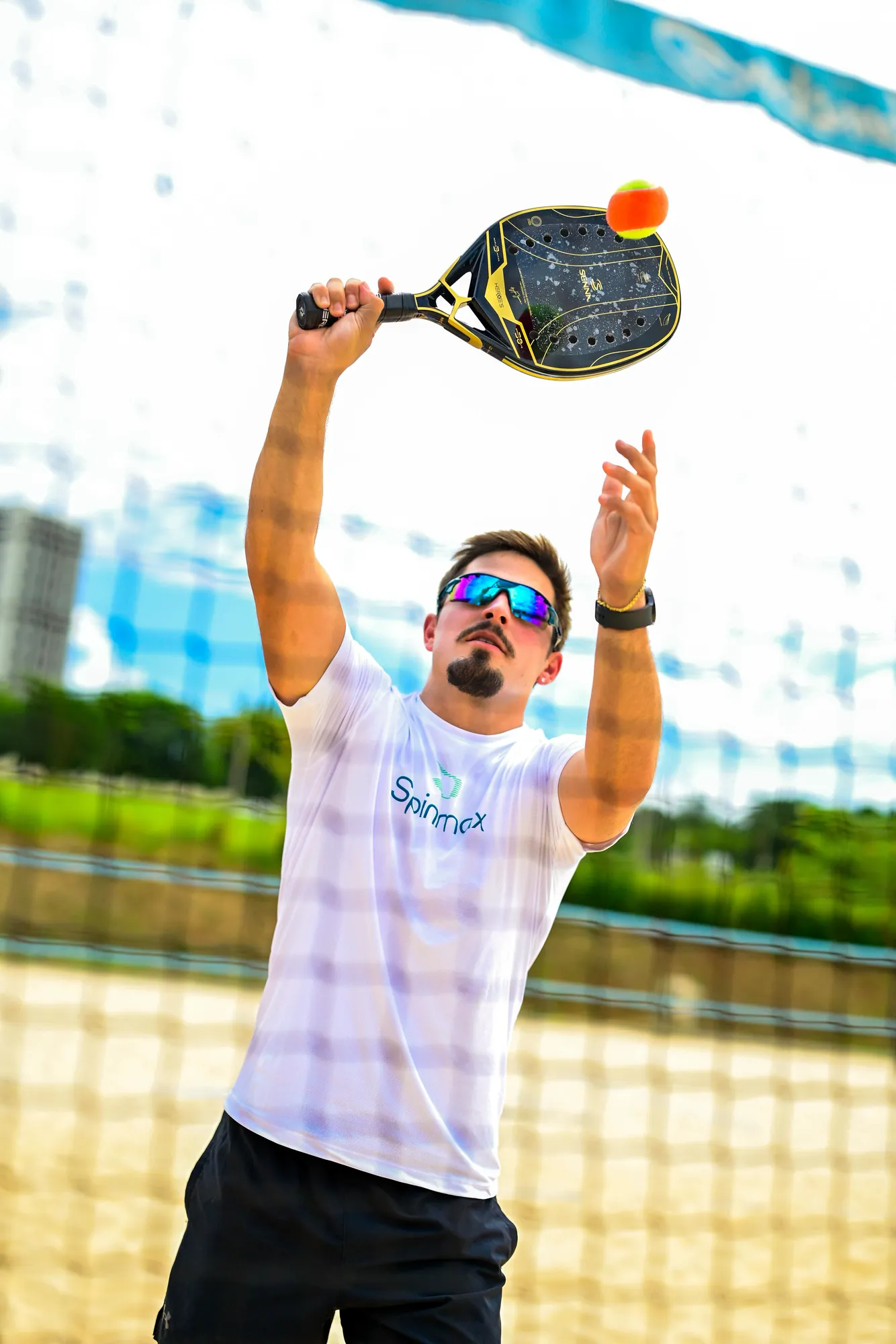Beach tennis ação homem batendo bola