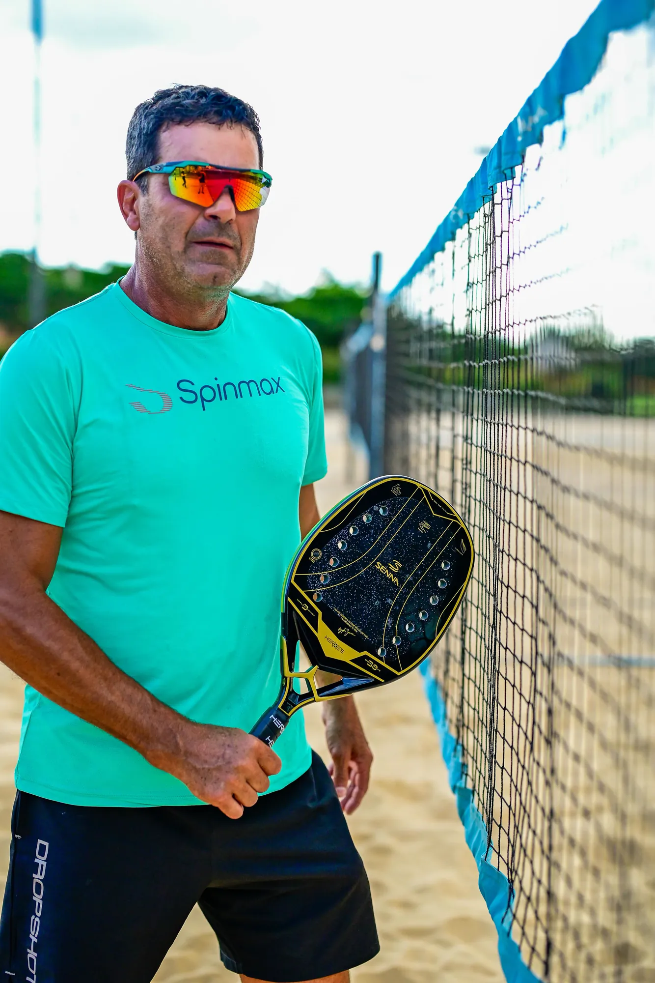 Beach tennis atleta pronto na rede